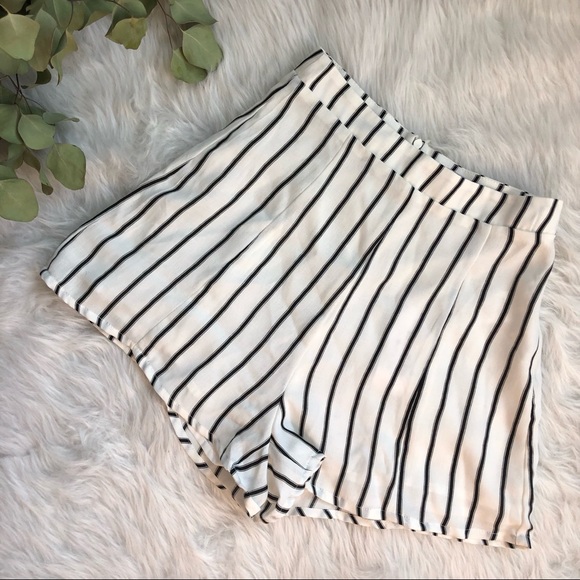 🚫 SOLD 🚫 Glamorous Black and White Striped Shorts - Picture 2 of 4